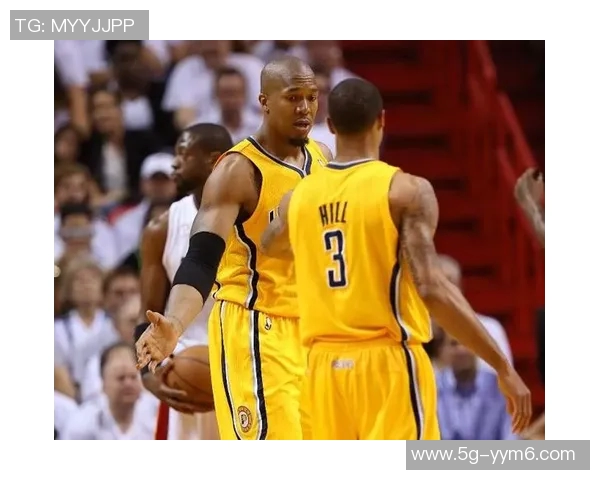 文班在队内训练中化身怪物持球一条龙突破抗飞防守完成双手暴扣