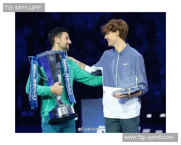 意大利国家队主帅斯帕莱蒂现场观赛ATP总决赛与冠军辛纳亲密合影