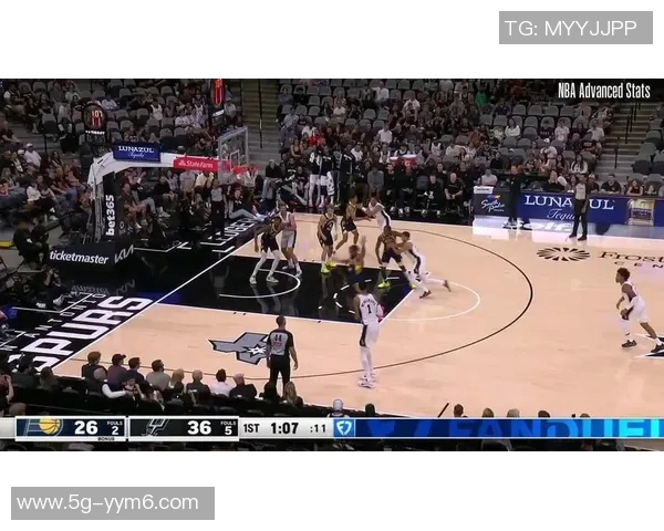 卡特布莱恩特展现灵动风采突破上篮得分引爆全场激情 卡特布莱恩特展现灵动风采突破上篮得分引爆全场激情