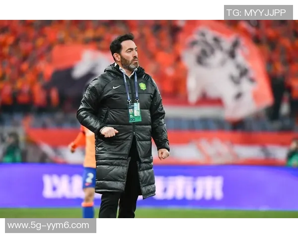 老友重聚亚泰主帅苏亚雷斯与国安队工作人员深情相拥展现友谊之情